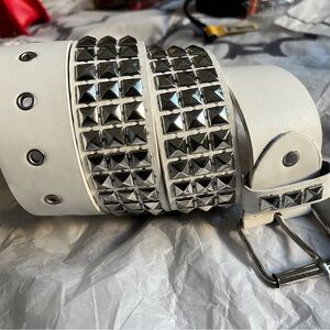 New three-row studded belt, 
white PU leather strap and silver-tone metal rivets